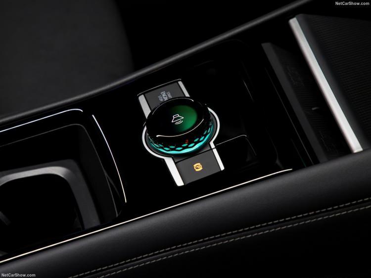 <p>Yeni Tiguan eTSI teknolojisiyle hiç olmadığı kadar verimli… 48 Volt hafif hibrit sistem (eTSI), Golf’ten ve Yeni Passat’tan sonra Yeni Tiguan’da da karşımıza çıkıyor ve 1.5 litre hacmindeki motor 150 PS güç üretiyor.</p>