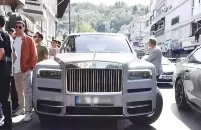 <p>Aslıhan Turan'ın <strong>Rolls-Royce</strong> aracının değeri tam <strong>2.1 milyon euro</strong> (yaklaşık 70 milyon lira).</p>
