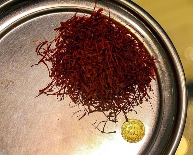 <p><span style="color:#800000"><em><strong>SAFRANIN 4 GRAMI 1 GRAM ALTIN İLE AYNI SEVİYEDE</strong></em></span></p>
<p>Çiçek başı 3 dal çıkan ve 1 kilogram ağırlığa ulaşabilmesi için 450 bin dal toplanması gereken baharatın bir avuç içerisine sığan 4 gramı ile 1 gram altının fiyatı, aynı seviyeye geldi.</p>