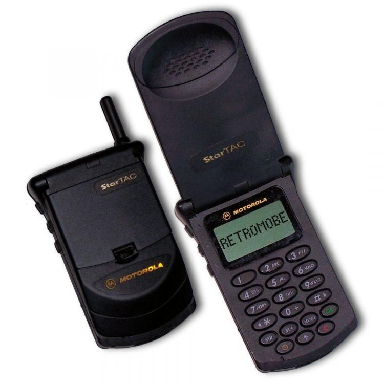 <p><span style="color:#000000"><em><strong>Motorola StarTac:</strong></em></span></p>
<p>Diğer firmaların da cep telefonu piyasasına girmesi Motorola'yı yeni tasarımlar üretmeye teşvik etti ve 1996 yılında dünyanın ilk kapaklı cep telefonu olan Motorola StarTac kullanıcılara sunuldu. Model, dünyada yaklaşık 60 milyon adet satıldı.</p>