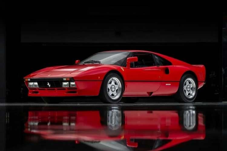 <p>1985 Ferrari 288 GTO</p>

<p>İtalyan Ferrari'nin 288 GTO modelinin sadece 272 örneği bulunuyor.</p>
