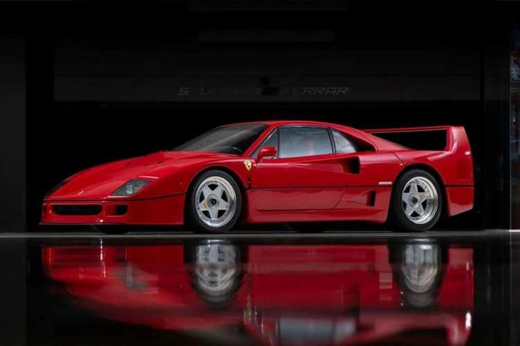 <p>1990 Ferrari F40</p>

<p>5 Ferrari'den biri efsanevi F40 modeli. Toplamda 1315 adet üretilne modelin fiyatı 2 milyon 750 bin dolarla 3 milyon 250 bin dolar arasında olması bekleniyor.</p>
