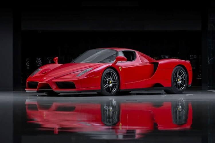 <p>2003 Ferrari Enzo</p>
<p>Markanın kurucusu Enzo Ferrari'nin adını taşıyan model 360 km/sa hıza ulaşabiliyor.</p>
