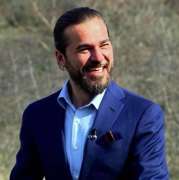 <p>Sen De Fark Et, <strong>"Azalt, Yeniden Kullan, Geri Dönüştür"</strong> ilkesinden yola çıkarak daha temiz bir geleceğe adım atmanın önemini vurguluyor.</p>