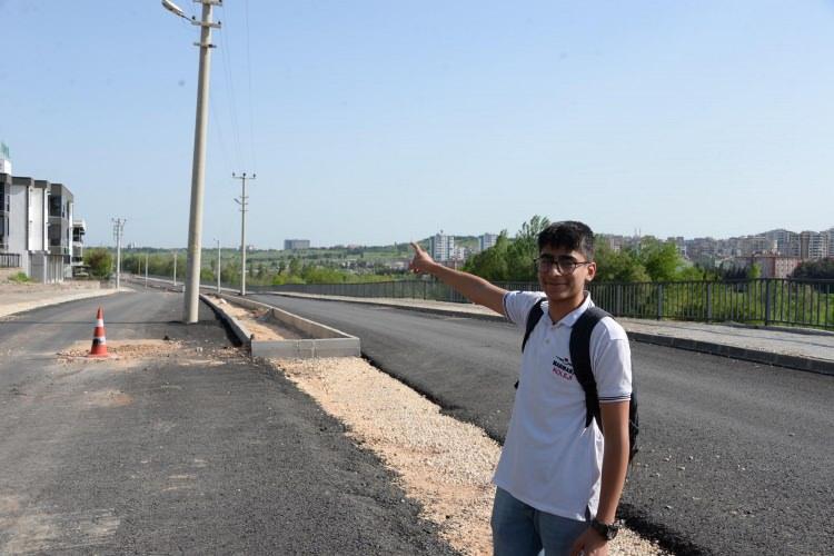 <p><strong>Servisimiz bu yola giremiyor. Yolun ortasında direkler var. Dönüş alamıyor ve zorlanıyor. Bizi köşede bırakıyor, 1 kilometre yol yürüyerek evimize gidiyoruz. </strong></p>
