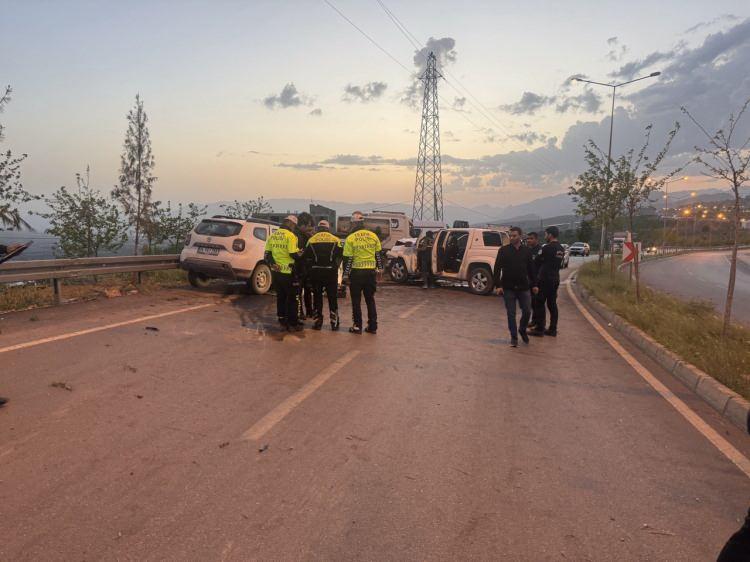 <p>Çevik Kuvvet Şube Müdürlüğü kavşağında Hasan K. (57) idaresindeki 34 FGJ 258 plakalı hafif ticari araç, kontrolden çıkarak refüjdeki ağaca çarptı.</p>
