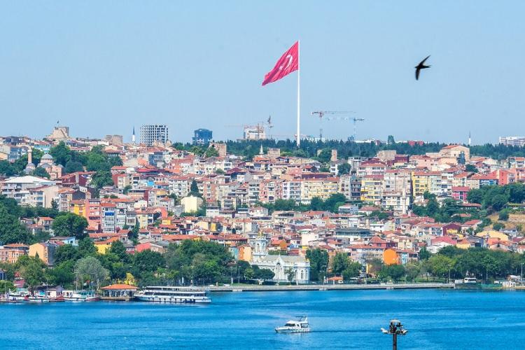 <p>Geçen ay sadece 12 bin 880 konut kredi kullanılarak alındı. Peşin gerçekleşen satışlarda ise altın ve dövizini bozduranların etkisi görülüyor.</p>