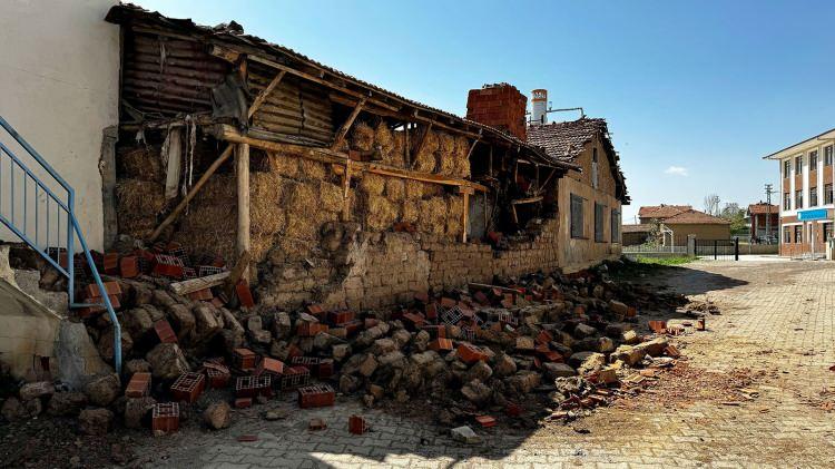 <p>Tokat depreminin beklenilen bir deprem olmadığını kaydeden Bektaş, <strong>"Beklenen deprem değildi ama Türkiye'de her an, her yerde bir deprem olabilir. O açıdan beklenen bir deprem diyebiliriz. Ama yer ve zaman açısından beklenen bir deprem değildi. 5.7'lik bir deprem bugün uluslararası standartlarda orta deprem sayılmasına rağmen tehlikeli değildir. Ancak bizim Türkiye'deki yapı stokçularının dikkate alırsak tehlikenin başladığı bir seviyedir. Özellikle eğer bu deprem 6 büyüklükte olsaydı çok daha fazla tahribat yapabilirdi. Ancak burada ilginç olan şu 5.7 büyüklüğündeki bir deprem tüm Doğu Karadeniz sahilinde hissedildi. Bu bize ne anlatıyor? Ne gösteriyor? Bu şu anlama geliyor; deprem enerjisinden ne kadar uzakta olursan elbette ki deprem enerjisi o kadar sömürlenir. Etkisi azalır. Ama bu tam doğru değil. Eğer fayın kırılması size doğruyorsa o zaman uzaktaki deprem enerjisi çok daha fazla olabiliyor. Buna bir yönelme diyoruz. Şimdi Kuzey Doğu istikametinde kırılma olduğu için direkt Doğu Karadeniz'e doğru olduğu için deprem enerjilerinin etkinliği o bakımdan daha fazla oldu. Peki bunun bir başka anlamı ne? Bir ilin depremden etkilenmesi için illa ki o ilden bir fay geçmiş olması gerekmiyor. Yani o ilin illaki bir fay üzerinde bulunması gerekmiyor" </strong>şeklinde konuştu.</p>

<p> </p>
