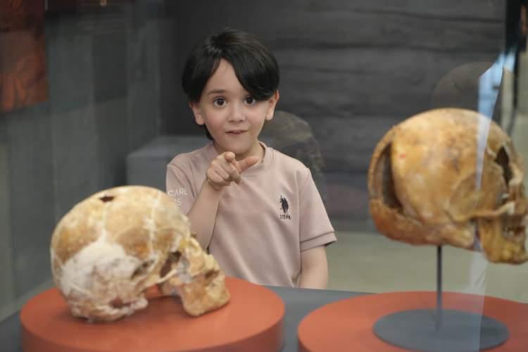 <p>Samsun’da 5 bin yıl öncesine ait kafatasındaki ameliyat izleri vatandaşların ilgisini çekiyor.</p>
