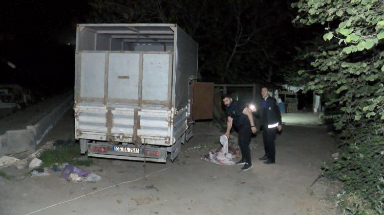 <p>Sultangazi Belediyesi zabıta ekiplerine 'gecekondu bahçesinde at kesiliyor' şeklinde bir ihbar geldi.</p>