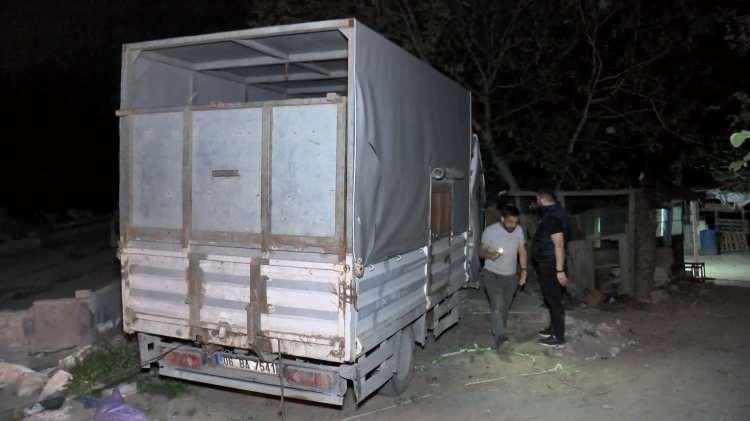 <p>Sultangazi Belediyesine ait zabıta ekipleri kesilmekten son anda kurtulan 3 canlı atı koruma altına aldı. </p>