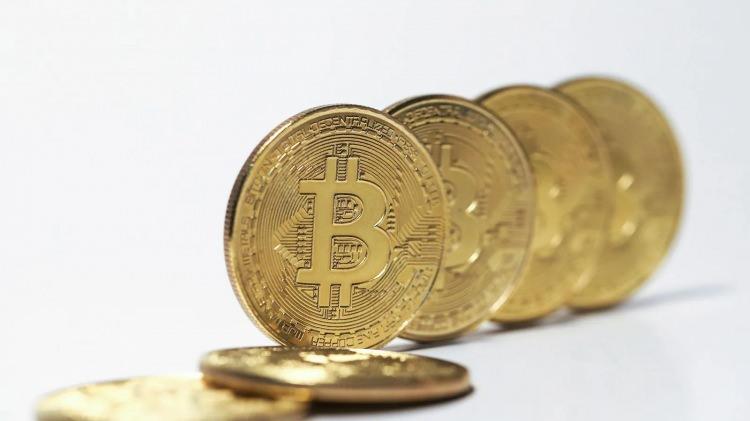 <p><strong>Soru 4: Neden 4 yılda bir oluyor? </strong></p>

<p> </p>

<p>Her 210 bin blokta bir ödül yarılanması gerçekleşen Bitcoin ağında her bir blok ortalama 10 dakikada doğrulanıyor. Tüm 210 bin blokun üretilme süreci de yaklaşık olarak 4 yılı bulduğu için yarılanmalar bu aralıklarla gerçekleşiyor.</p>
