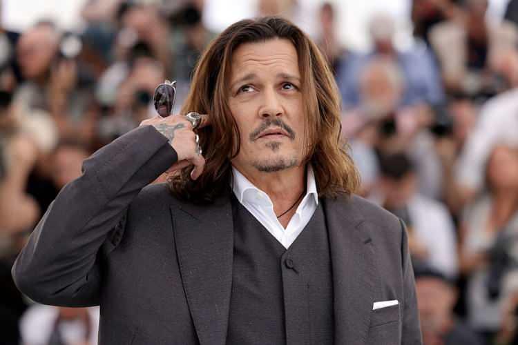 <p><strong>HOLLYWOOD'DA KALESİ VAR</strong></p>
<p> </p>
<p>Johnny Depp'in halihazırda Batı Hollywood'da kale görünümlü bir evi bulunuyor. Kuleler ve siperlerle dolu yapı, daha çok bir korku filmi setine benzeyen bir Bavyera kalesinin kopyası şeklinde. Depp, bu yapıyı 1995 yılında 2.3 milyon dolara satın almıştı.</p>
<p> </p>
<p>Johnny Depp son zamanlarda, 2014 yılında satın aldığı İngiltere'nin Somerset kentindeki 850 dönümlük arazide yer alan evinde yaşıyor.</p>