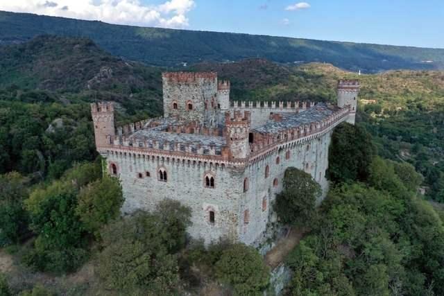<p>Montaldo Dora Belediye Başkanı Renzo Galletto, The Post'a verdiği demeçte, Johnny Depp'in bu kalenin kralı olması gerektiğine ikna olmadığını söyledi. Galletto; "Montalto Dora kalesi gibi tarihi bir eseri satın alan bir ünlü bölgeye büyük ilgi çekecektir. Ancak bunun toplum için doğru 'ekonomik sinerji' olup olmadığından emin değiliz" dedi.</p>
<p> </p>