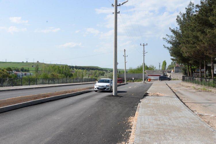 <p>Caddedeki evlerde yaşayanlar, evlerine girip çıkarken, otomobillerin manevralarla ilerlediği, minibüs ve otobüslerin giremediği yoldan yaklaşık 1 kilometre yürümek zorunda kaldı</p>
