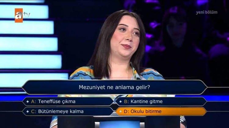 <p>Ardından 100 bin TL'lik soruya ulaşan Buse Ünal'ın karşısına, "Türkçe resmî adında "Konfederasyonu" ifadesi geçen tek ülke hangisidir?" sorusu çıktı.</p>
<p>.</p>