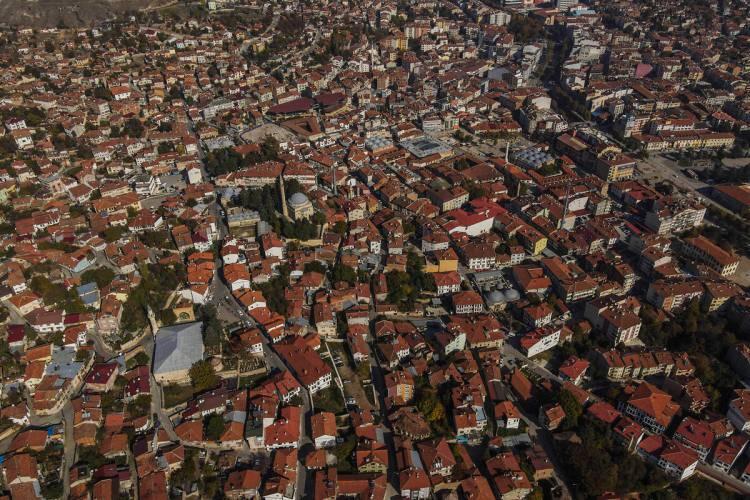 <p><strong>İZİN BELGESİ ALINMASI ZORUNLU</strong></p>
<p>Konutların turizm amaçlı kiralanabilmesi için turizm amaçlı kiralama sözleşmesi yapılmadan önce izin belgesi alınması zorunlu. </p>