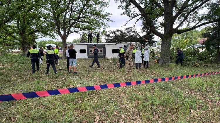 <p>VALİ BÖLGEYE GİTTİ</p>
<p>Kırklareli Valisi Birol Ekici, Kırklareli Belediye Başkanı Derya Bulut, İl Jandarma Komutanı Albay Cemalettin Akyüz bölgeye gelerek çalışmaları takip etti.</p>