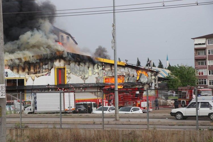 <p>Salim Dervişoğlu Caddesi'nde bir zincir marketin deposunda yangın çıktı.</p>
