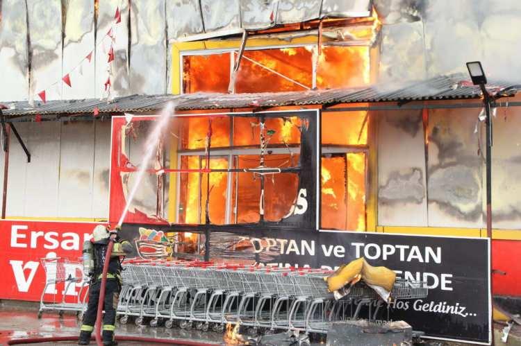<p>İtfaiye ekiplerinin m&uuml;dahalesi sonucunda 2 saatin ardından depoda &ccedil;ıkan yangın kontrol altına alındı.</p>
