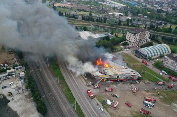 <p>34 ARA&Ccedil;, 84 PERSONEL</p>

<p><br />
Kocaeli B&uuml;y&uuml;kşehir Belediye Başkanı Tahir B&uuml;y&uuml;kakın ise yaptığı a&ccedil;ıklamada. "Market yangınına hızlı bir şekilde m&uuml;dahale ettik. Şu anda 34 ara&ccedil; ve 84 personel ile s&ouml;nd&uuml;rme &ccedil;alışmalarını s&uuml;rd&uuml;r&uuml;yoruz. B&uuml;y&uuml;k ge&ccedil;miş olsun" diye konuştu.</p>

<p><br />
&Ouml;te yandan alev alev yanan fabrika havadan g&ouml;r&uuml;nt&uuml;lendi.</p>

