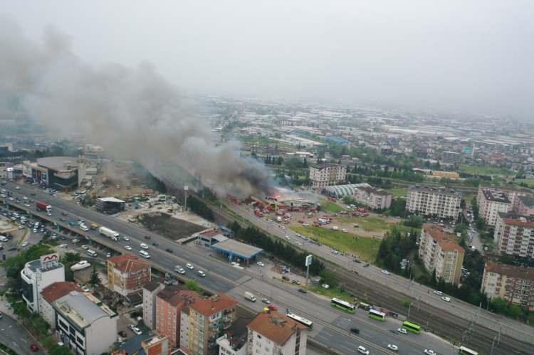 <p>Alevler nedeniyle yakın mesafedeki akaryakıt istasyonları, ge&ccedil;ici s&uuml;reyle tedbir ama&ccedil;lı kapatılmıştı.&nbsp;</p>
