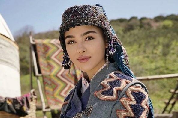 <p>24 yaşındaki genç oyuncu Aslıhan Karalar, Kuruluş Osman dizindeki Burçin Hatun rolüyle hafızalara kazınmıştı.</p>
