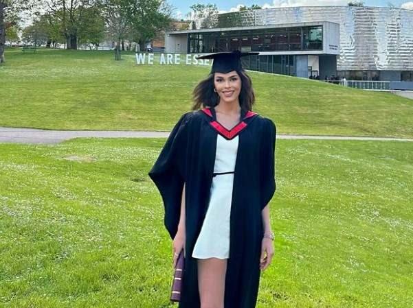 <p>Ünlü oyuncu diplomasını aldığı görüntüleri sosyal medya hesabından takipçileriyle paylaştı.</p>