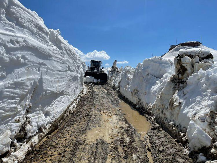 <p>Kar kalınlığının yer yer 3 metreyi aştığı 17 kilometrelik yol yeniden ulaşıma açılırken, son yağışların da etkisiyle yola inen heyelan ve kaya parçaları da temizlendi.</p>
