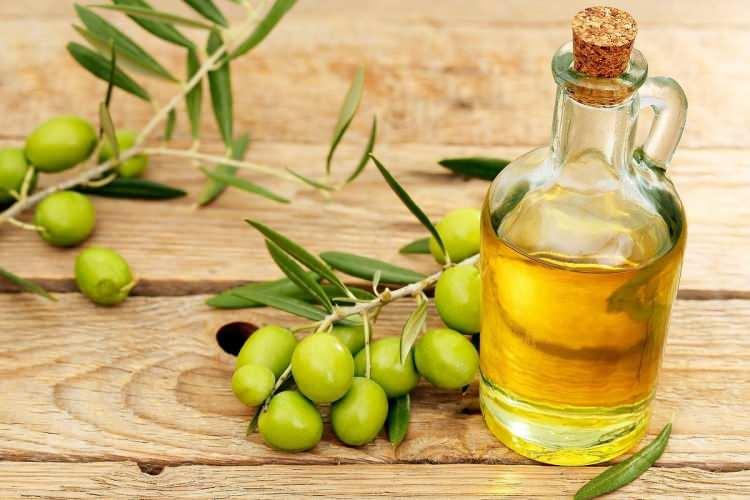 <p><strong>ZEYTİN YAĞI</strong></p>

<p>Zeytin ve zeytin yağı çok fazla miktarda tüketildiğinde baş ağrısına neden olabiliyor. Tüketim miktarına dikkat edilmelidir.</p>
