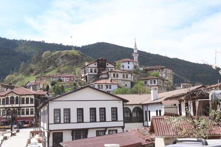 <p><strong>Taraklı evleri hakkında da bilgi veren Yılmaz, "Bunların bir kısmı restore edildi ve birçoğu da restore edilmeyi bekliyor. Taraklı evleri Türk, Osmanlı mimarisine göre yapılmış; iki veya üç katlıdır. Eğer bir ev üç katlıysa zemin katı evin deposu, ahırı, kileri gibi kullanılmış veya evin ikinci katı kışlık daha yüksek tavanlı üçüncü katı ise yazlık olarak kullanılmış.</strong></p>
