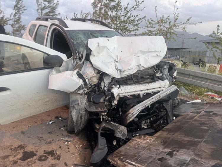 <p>Şırnak'ta pikap ile hafif ticari aracın çarpıştığı kazada, 2 kişi öldü, 3 kişi yaralandı.</p>
