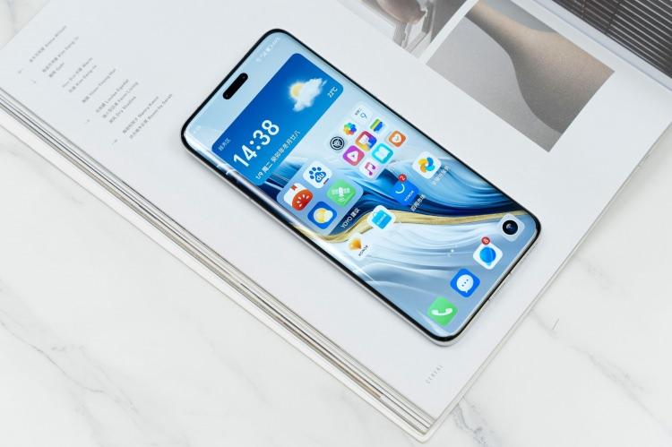 <p><span style="color:#B22222"><strong>DONANIM VE YAZILIM ÖZELLİKLERİYLE ŞAŞIRTTI</strong></span></p>

<p> </p>

<p>Telefon, amiral gemisi Snapdragon 8 Gen 3 işlemci ve geniş RAM ve depolama alanı (tam olarak 12GB ve 512GB) ile güçlendirilmiştir.</p>
