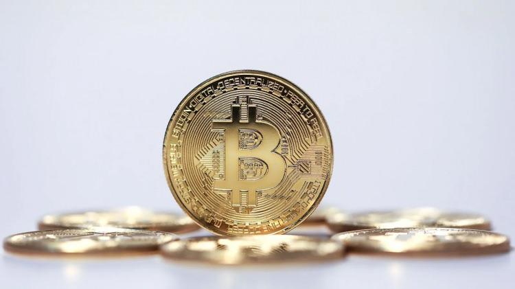 <p><strong>Soru 7: Madenciliği yapılacak ne kadar Bitcoin kaldı ve ne zaman bitecek? </strong></p>

<p> </p>

<p>En fazla 21 milyon arza ulaşabilecek Bitcoin'in şimdiye kadar 19 milyon 684 bin adedi çıkartıldı. Geriye 1 milyon 316 bin çıkarılacak Bitcoin kaldı. Son Bitcoin madenciliğinin 2140 yılında yapılması bekleniyor.</p>
