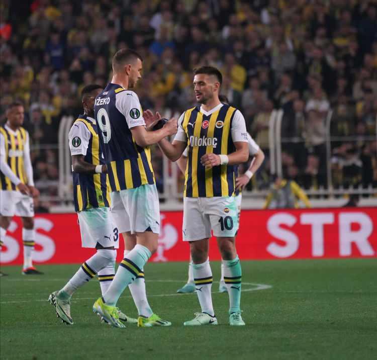 <p>UEFA Avrupa Konferans Ligi çeyrek finalinde temsilcimiz Fenerbahçe, 3-2'nin rövanşında normal süresi ve uzatma bölümü 1-0 tamamlanan maçta penaltı atışları sonucunda Yunanistan'ın Olympiakos takımına 3-2 mağlup olarak Avrupa'ya veda etti.</p>
