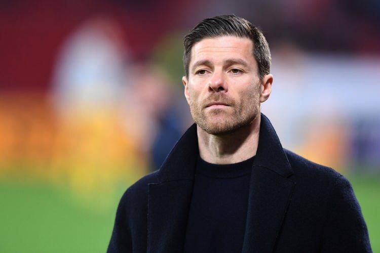 <p>Almanya basınında Real Madrid, Bayern Münih ve Liverpool'un Alonso ile ilgilendiği öne sürüldü.</p>
