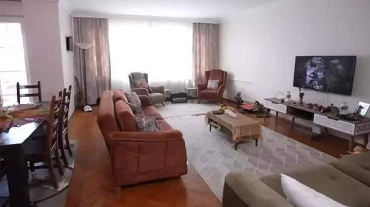 <p><span style="color:#000000"><strong>EVİNİ GEZDİRDİ</strong></span></p>
<p> </p>