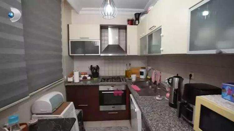 <p>Kutu gibi bir mutfağı olan Mehtap Yılmaz'ın sade ve şık mutfak dolapları göze çarpıyor.</p>
<p> </p>