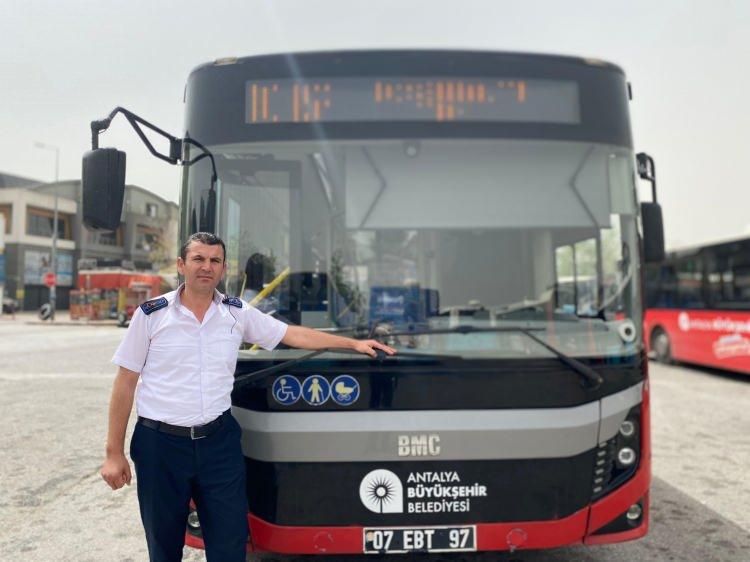 <p>Antalya’da halk otobüsü şoförü, otobüste bulduğu 100 bin lirayı tır şoförüne teslim etti.  </p>

<p> </p>
