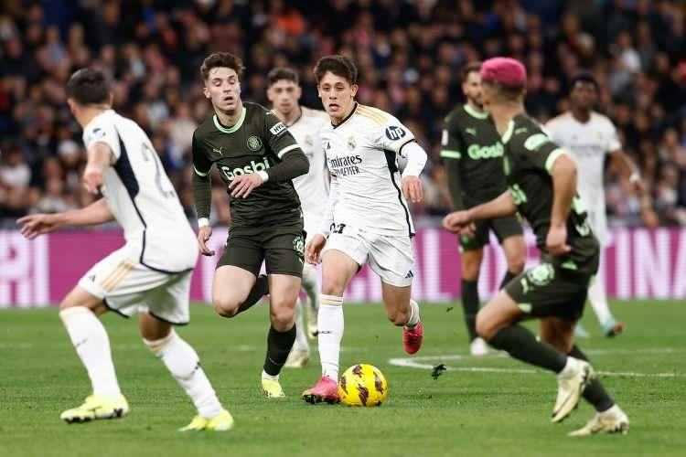 <p>​Haberin detayında, Arda Güler'in Real Madrid'de sezonu iniş çıkışlarla geçirdiği ancak genç yıldızın, tüm zorluklara rağmen üç büyük kulübün radarına girmeyi başardığı vurgulandı.</p>
