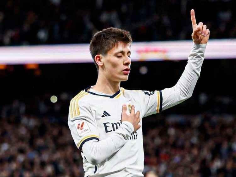 <p><strong>PEREZ'İN GÖNLÜ ŞAMPİYONDAN YANA</strong><br />
<br />
Haberde Real Madrid başkanı Florentino Perez'in gönlünün futbolculuk döneminde Madrid devinde büyük başarılara imza atmış ve bu sezon Leverkusen ile Avrupa'ya damga vuran bir performans gösteren Xabi Alonso'dan yana olduğu vurgulandı.</p>