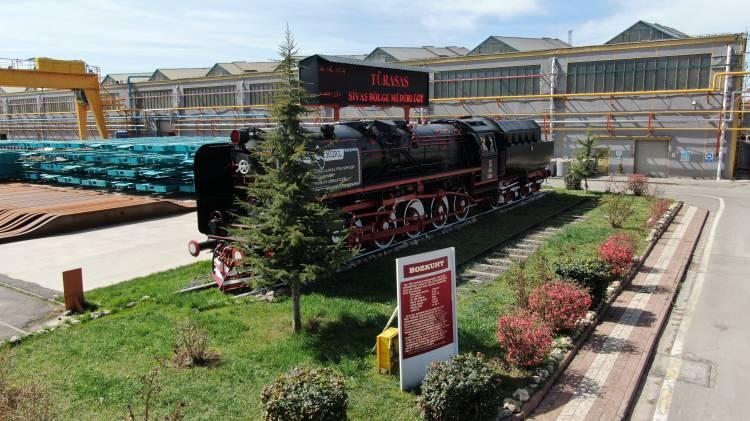 <p>Sivas'ta eski adı 'cer atölyesi' olan, günümüz TÜRESAŞ'ı tarafından üretilen ve Türkiye'nin ilk yerli lokomotifi olan "Bozkurt", 1961 yılında demir yollarında hizmete başladı.</p>
