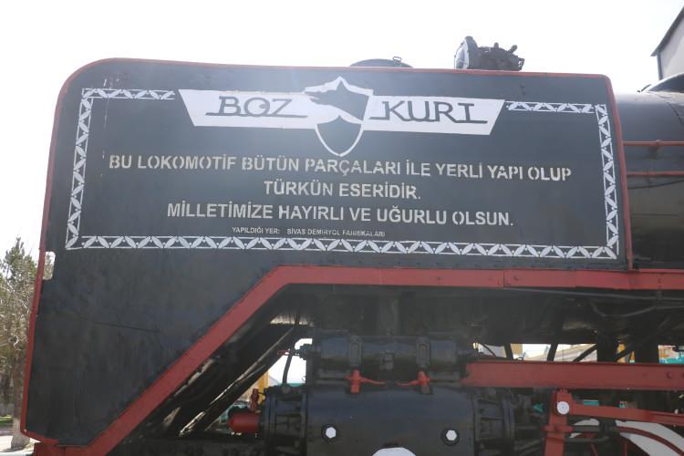 <p>Yapımında &ccedil;alışan t&uuml;m personelin yerli T&uuml;rk iş&ccedil;i ve m&uuml;hendisler olduğunu belirten T&Uuml;RESAŞ Sivas B&ouml;lge M&uuml;d&uuml;r&uuml; Atanur Karadağ, &ldquo;T&uuml;rkiye'nin ilk yerli ve milli lokomotifi. Bizim milli gururumuz &lsquo;Bozkurt'. Kurumumuz 1961 yılında cer at&ouml;lyesi olarak &ccedil;alışıyorken yerli ve milli lokomotif yapılması kararı alınıyor. Bunun &uuml;zerine Sivas'ta &lsquo;Bozkurt', Eskişehir'de &lsquo;Kara kurt' yapılıyor. Yapımında &ccedil;alışan t&uuml;m personelin yerli, T&uuml;rk iş&ccedil;i ve m&uuml;hendislerin katkılarıyla bir lokomotif yapılıyor. Sivas'ta yapılan bu lokomotifin ismine bozkurt denmiş. Bozkurt 1961 yılından sonra raylara inmiş ve hizmet etmeye başlamış. Yaklaşık 25 yıl bu hizmetini devam ettirmiş ve T&uuml;rkiye'de gitmedik demiryolu bırakmamış. 25 yıllık mesainin ardından 1986 yılında emekliye ayrılmış. Emekliliğin ardından şu anda bulunduğu alana konuyor. Biz kendisine bir vefa g&ouml;stererek burada istirahatini sağlıyoruz. T&uuml;rk tarihinde kurdun &ouml;nemi var. Ergenekon Destanı'nda T&uuml;rklere yol g&ouml;steren kurtlardan alıyor ismini. Eskişehir'deki de bir kurt isminde. İkisi birbiriyle tatlı bir rekabetle hizmet veriyor. Yerli ve milli olduğundan dolayı T&uuml;rk geleneğine uygun olarak isimleri konuyor. Liderlik eden, &ouml;nde giden anlamını taşıyan Bozkurt ismi veriliyor&rdquo; şeklinde konuştu.<br />
&nbsp;</p>
