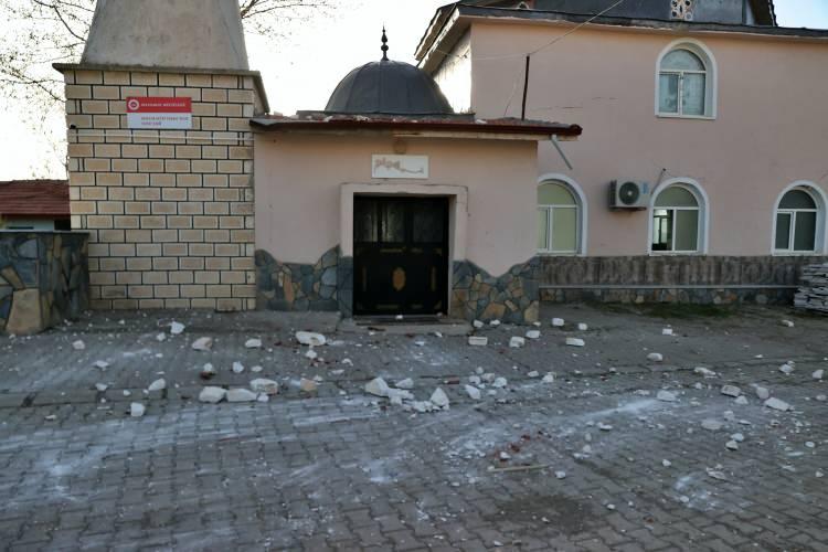 <p>“Ne zamana kadar? Periyodu doluncaya kadar. Kahramanmaraş depreminin periyodu 450 ila 500 yıl civarındadır. Dolayısıyla da Pazarcık bölgesinde fayın tekrar kırılması için 450 yıla daha ihtiyacımız var ancak buradaki kırık meydana geldiğinde hem Elazığ ve Bingöl’e doğru olan bir bölgede hem de Hatay’ın daha güneyinde olan bölgelerde gerilme birikmesi meydana geldi. 9 metreye ileriye doğru giden hareket, Malatya civarında durdu. Sonra bu hareket bir türlü devam edecek, kırılmayı tamamlayacak.”<br />
</p>