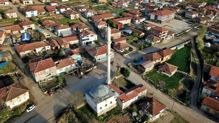 <p>Bingöl civarında büyük şiddetli depremin hala olmadığını ifade eden Arslan, “İki fay hattının buluştuğu kavşak nokta olan Bingöl’de henüz beklediğimiz deprem olmadı. Bu depremi de hakikaten bekliyoruz. Kuzey Anadolu Fay Hattı boyunca 7.0 ila 7.5 büyüklüğündeki depremi beklememek çok hata değil ama zamanlamasını söyleyebilmek çok zor. Önümüzdeki 10 yıl içerisinde kesinlikle 7.0 ila 7.5 civarında deprem beklemek yanlış olmaz” değerlendirmesinde bulundu.<br />
</p>