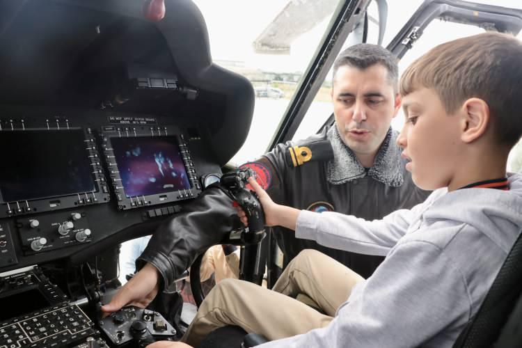 <p>Pilot kaskı takıp kokpite binen çocuklara helikopterlerle ilgili bilgiler verildi.</p>
