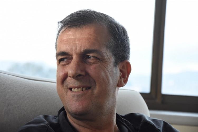 <p>Türkiye'nin dört bir yanında babalık davalarını sonuçlandıran ünlü avukat Varol Turbay'ın baktığı davaların her biri Türk filmlerine senaryo olabilecek kadar ilginç detaylar içeriyor. 59 yaşındaki avukat Turbay, çözdüğü davalar sayesinde aile hukukunun değişmesini sağlayarak birçok mağdurun yolunu açtı, meslektaşlarına da yol gösterdi. Bunlardan biri de Metin Akpınar'a açtığı babalık davasında yapılan DNA testiyle öz kızı olduğunu kanıtlayan Duygu Nebioğlu'nun davası oldu.</p>

<p> </p>
