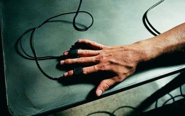 <p>Makine, kişinin kan basıncı, kan akışı, solunum hızı ve ter tepkilerindeki değişiklikleri ölçerek kişinin doğruyu söyleyip söylemediğini belirliyor.</p>