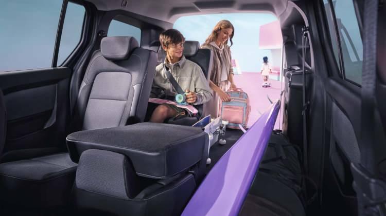 <p>Kangoo modelinin Combi versiyonu Kangoo Multix ise sahip olduğu binek araç özellikleri, konforu, otomatik ve manuel vites seçenekleri ile 2. çeyreğin sonunda kullanıcıları ile buluşacak.</p>