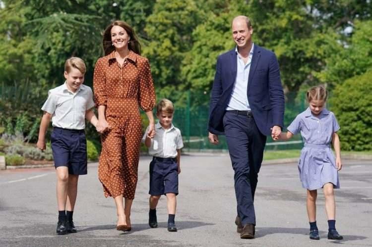 <p><span style="color:#000000"><strong>Windsor'daki Adelaide Cottage'a bitişik az bilinen ek binada tadilat ve yenileme işlemleri başlatan Prens Williams ve Kate Middleton'ın bu evi seçmesindeki en büyük etken ise konutun çocukların gittiği Lambrook Okulu'na yakın olması.</strong></span></p>
